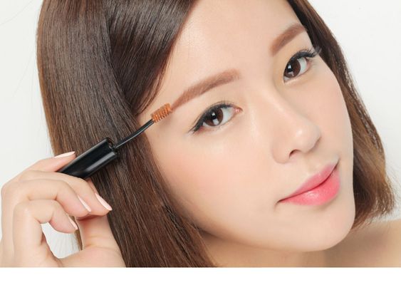 Sử dụng mascara để làm dày và dài mi mắt